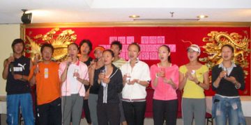 云南省高原艺术团抵多参加2005“中国文化节”