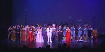 三幕历史舞剧”百年沧桑枫叶红“