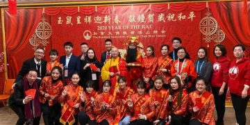 玉鼠呈祥众人齐聚湛山 敲钟迎新祈愿世界和平