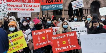 近千人聚集皇后公园示威抗议，反对废除安省中医法案