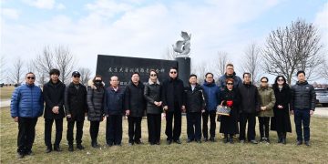 清明节南京大屠杀遇难者纪念牌前的祭奠